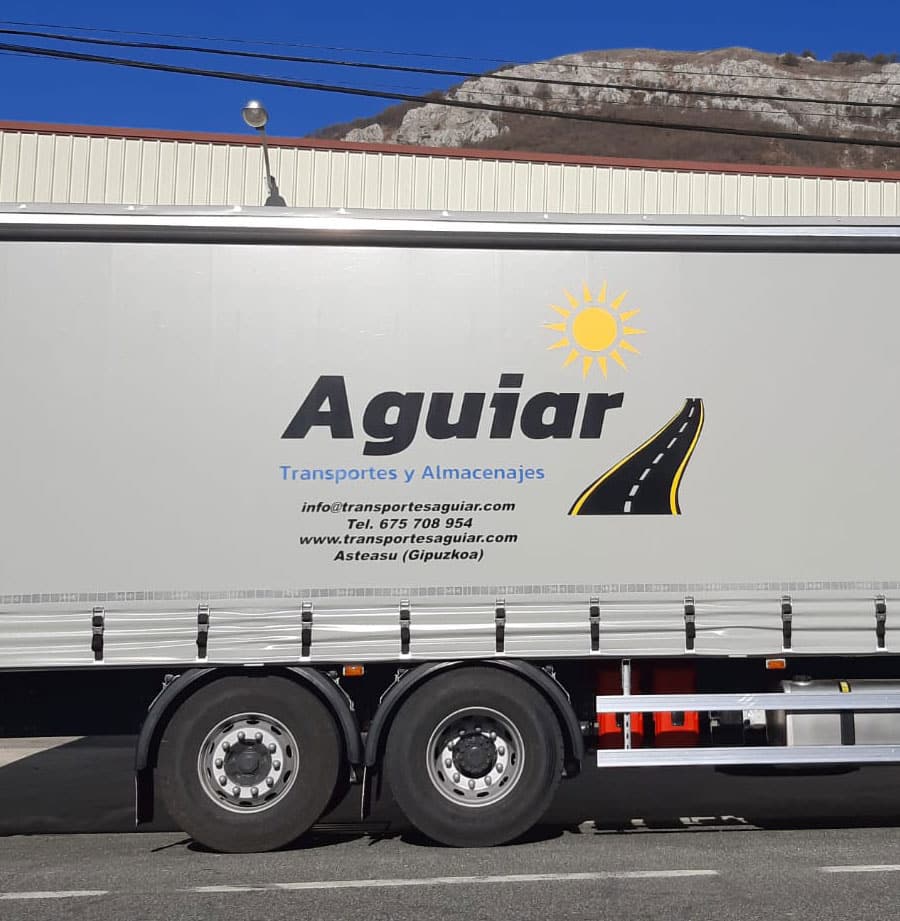 transportes-aguiar-sobre-nosotros Transportes Aguiar - Logo en el toldo del camión